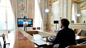 Emmanuel Macron při videokonferenci G7 (8. 5. 2022).