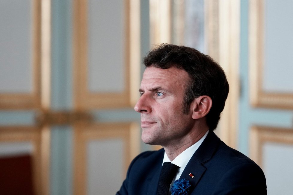 Emmanuel Macron při videokonferenci G7 (8. 5. 2022)