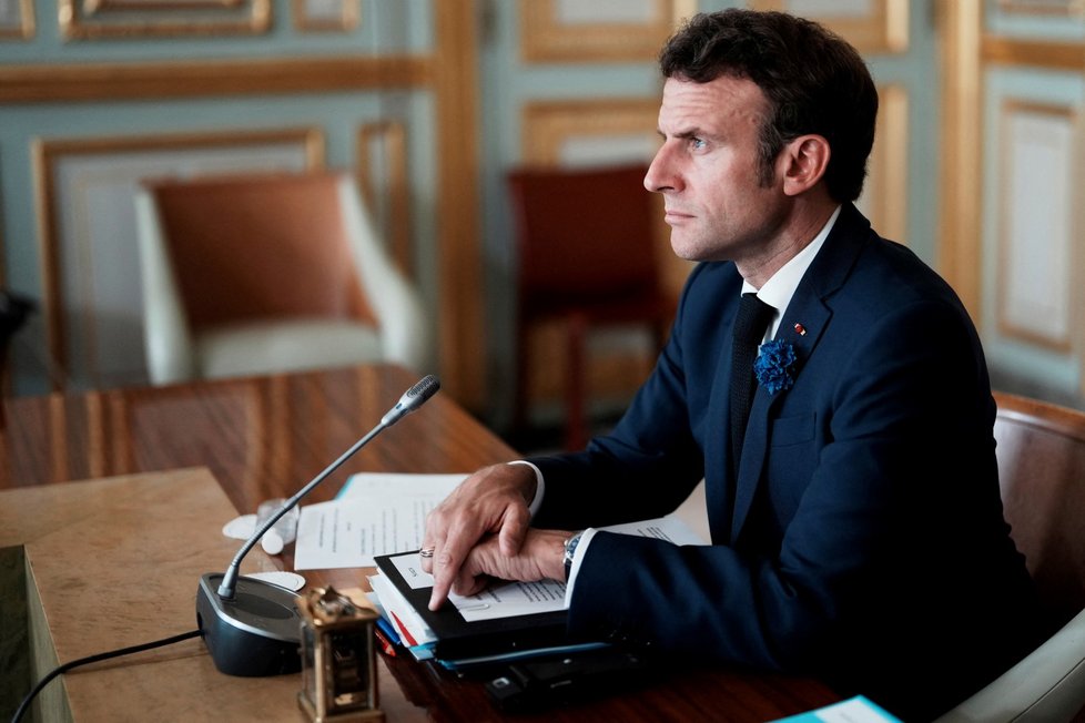 Emmanuel Macron při videokonferenci G7 (8. 5. 2022)