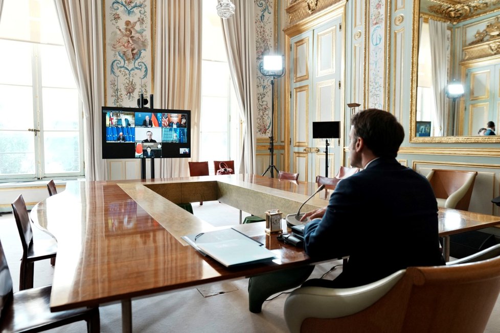 Emmanuel Macron při videokonferenci G7 (8. 5. 2022)