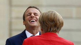 Merkelová s Macronem vyzvali k plnění mírových dohod na Ukrajině