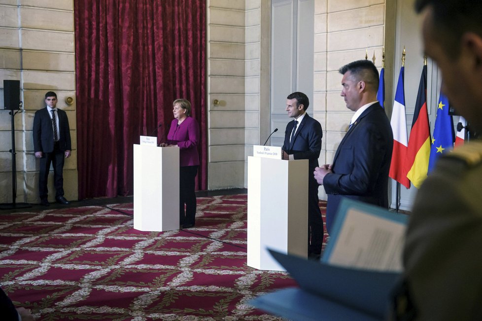 Francouzský prezident Emmanuel Macron na společné konferenci s německou kancléřkou Angelou Merkelovou.