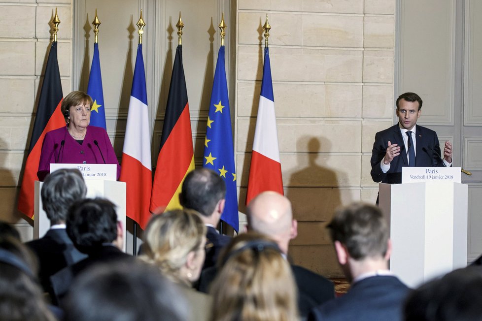 Francouzský prezident Emmanuel Macron na společné konferenci s německou kancléřkou Angelou Merkelovou.