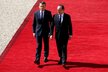 Emmanuel Macron vyprovází svého předchůdce z Elysejského paláce