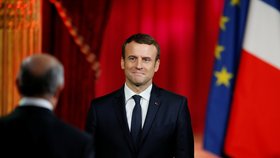 Macron je jmenován do funkce prezidenta.