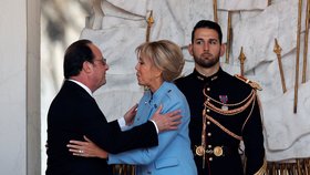 Hollande se přivítal i s Macronovou manželkou Brigitte.