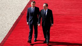 Emmanuel Macron vyprovází svého předchůdce z Elysejského paláce.