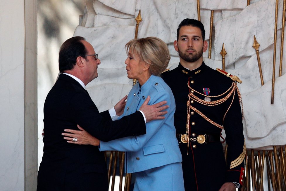 Hollande se přivítal i s Macronovou manželkou Brigitte.