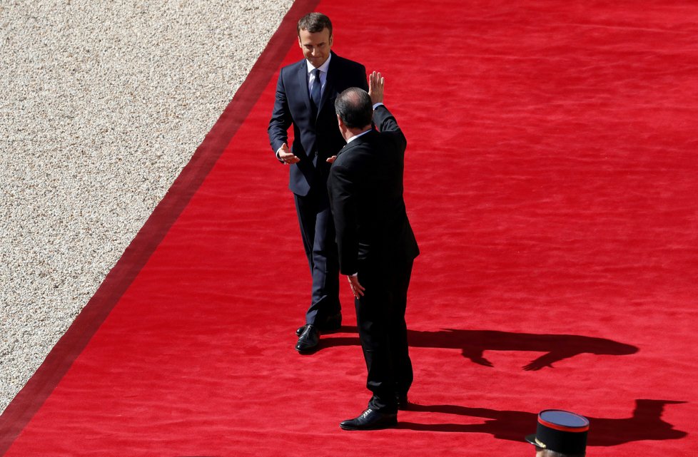 Emmanuel Macron vyprovází svého předchůdce z Elysejského paláce.