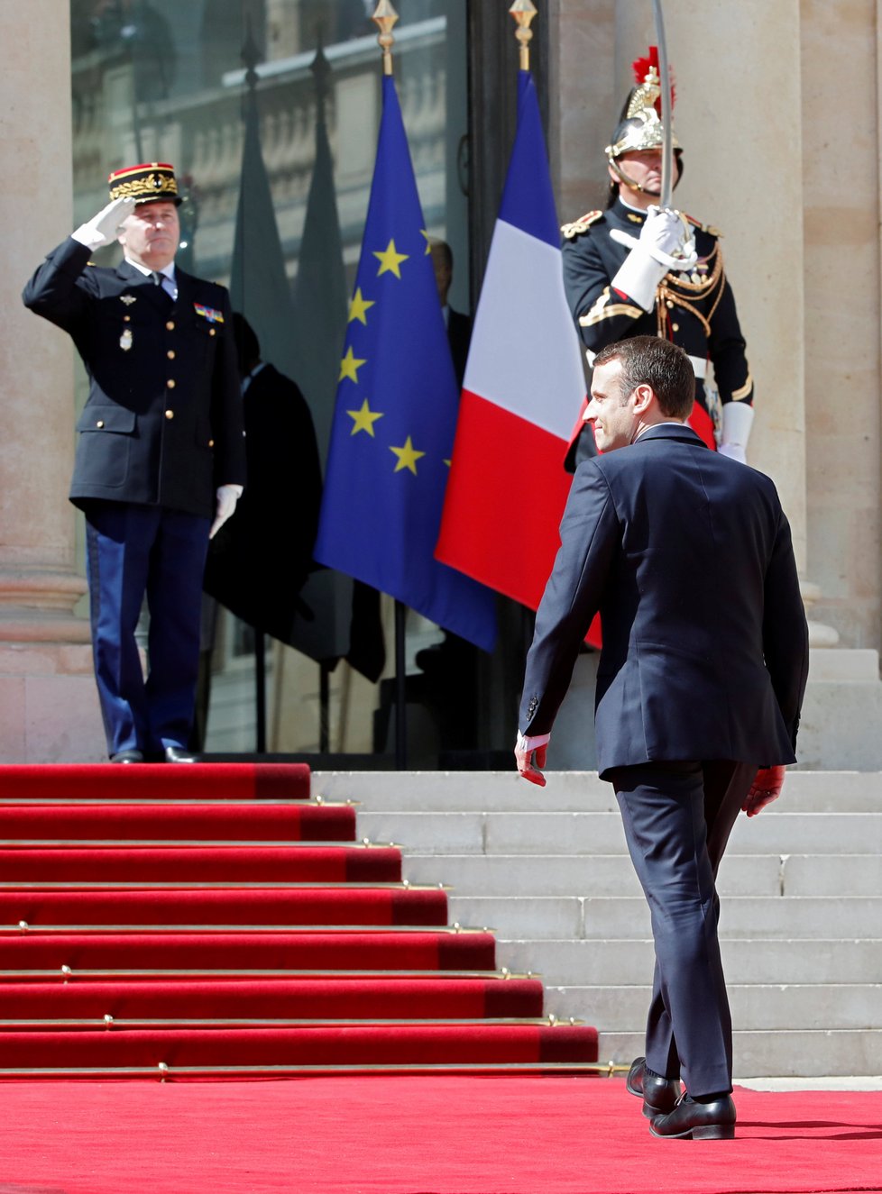 Emmanuel Macron přichází do Elysejského paláce.