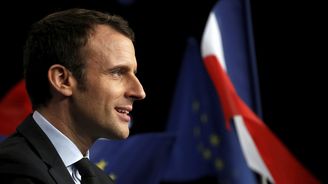 Macron těsně vítězí nad Le Penovou, ukazují první odhady výsledků francouzských voleb