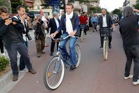 Francouzi jdou k volbám. Prezident Macron si vyjel na kole a chce silný mandát