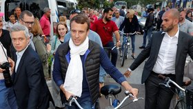 Prezident Macron se svou manželkou vyrazili k volebním urnám na kole.