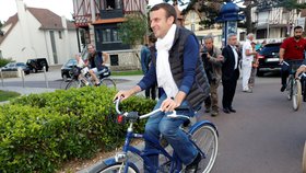 Prezident Macron se svou manželkou vyrazili k volebním urnám na kole.