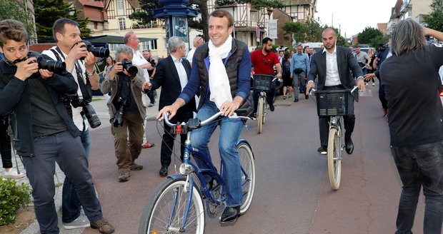 Francouzi jdou k volbám. Prezident Macron si vyjel na kole a chce silný mandát