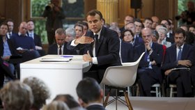 Prezident Emanuel Macron během svého projevu v Elysejském paláci (25. 4. 2019)