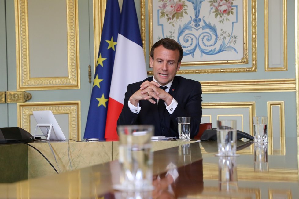 Francouzský prezident Emmanuel Macron během videokonference se šéfem WHO