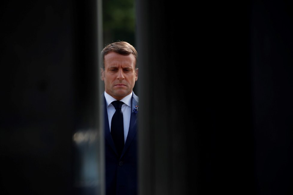 Francouzský prezidenr Emmanuel Macron během 75. výročí  konce 2. světové války (8. 5. 2020)