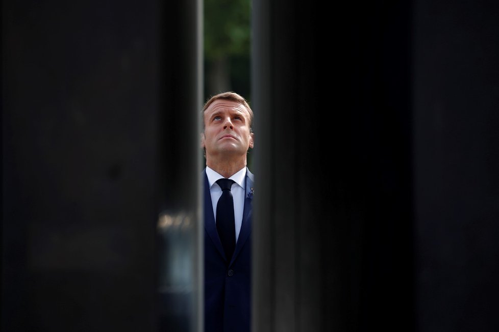 Francouzský prezidenr Emmanuel Macron během 75. výročí  konce 2. světové války (8. 5. 2020)