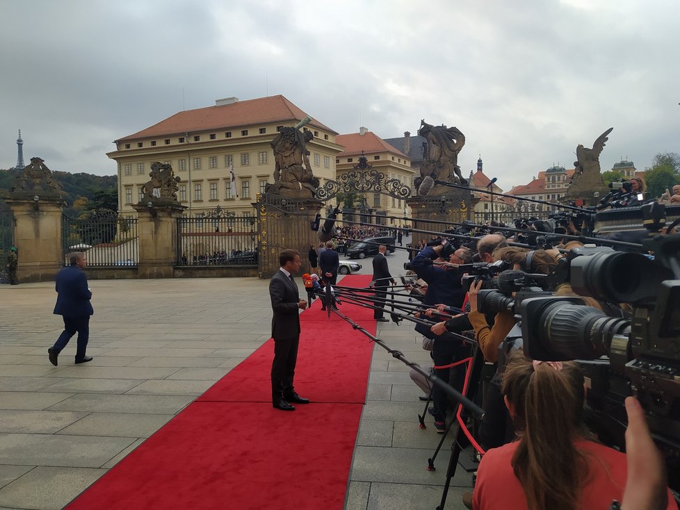 Emmanuel Macron na prvním nádvoří Pražského hradu
