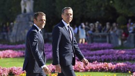 Francouzský prezident Emmanuel Macron (vlevo) a rakouský kancléř Christian Kern v Salcburku