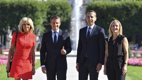 Francouzský prezident Emmanuel Macron (vlevo) a rakouský kancléř Christian Kern v Salcburku se svými manželkami