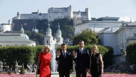 Francouzský prezident Emmanuel Macron (vlevo) a rakouský kancléř Christian Kern v Salcburku se svými manželkami