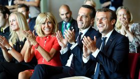 Francouzský prezident Emmanuel Macron (vpravo) a rakouský kancléř Christian Kern v Salcburku se svými manželkami