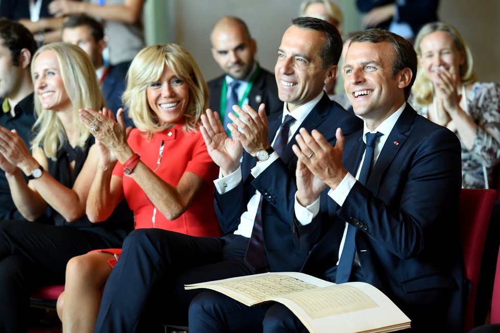 Francouzský prezident Emmanuel Macron (vpravo) a rakouský kancléř Christian Kern v Salcburku se svými manželkami