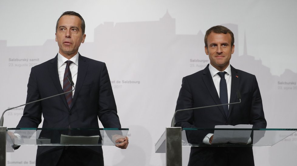 Francouzský prezident Emmanuel Macron (vpravo) a rakouský kancléř Christian Kern v Salcburku
