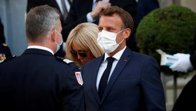 Brigitte Macronová roušku odmítla, její manžel Emmanuel si ji v předvečer výročí dne dobytí Bastily nasadil (13. 7. 2020)
