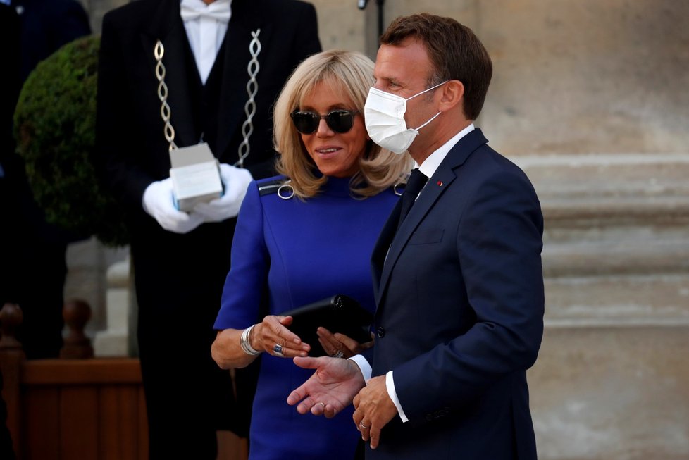 Brigitte Macronová roušku odmítla, její manžel Emmanuel si ji v předvečer výročí dne dobytí Bastily nasadil (13. 7. 2020).