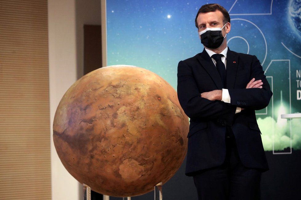 Přistání sledoval i francouzský prezident Macron.