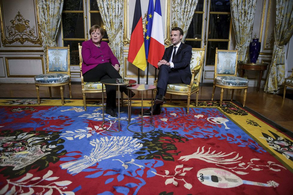 Francouzský prezident Emmanuel Macron přijal v Elysejském paláci německou kancléřku Angelu Merkelovou.
