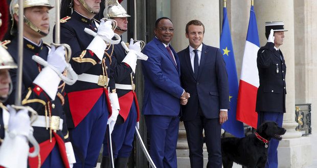 Zastavte uprchlíky, vyzval Macron Afričany. Pak jim nabídl peníze a ukázal psa