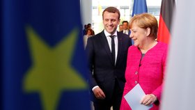 Emmanuel Macron dorazil na svou první státní návštěvu. Kancléřka Merkelová ho v Berlíně přivítala s vojenskými poctami.