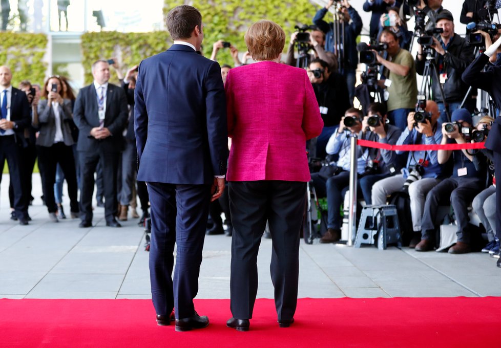 Emmanuel Macron dorazil na svou první státní návštěvu. Kancléřka Merkelová ho v Berlíně přivítala s vojenskými poctami.