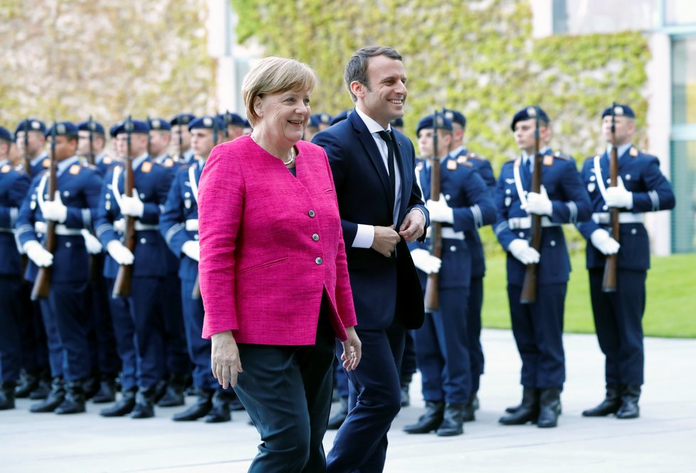 Emmanuel Macron a kancléřka Merkelová v Berlíně
