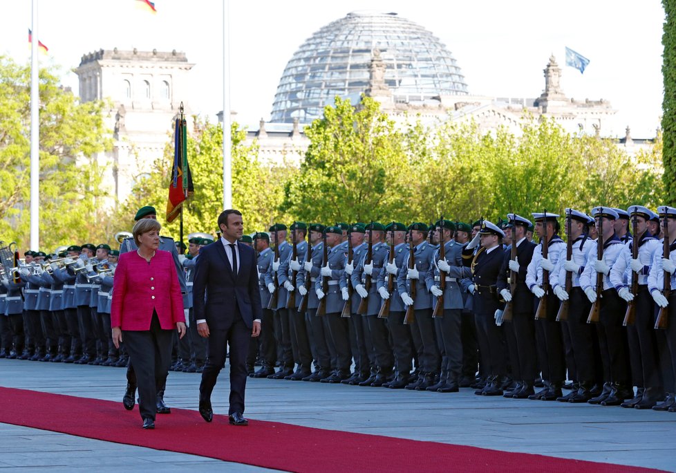Emmanuel Macron dorazil na svou první státní návštěvu. Kancléřka Merkelová ho v Berlíně přivítala s vojenskými poctami.