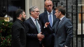 Setkání evropských lídrů v Londýně na Downing Street 10: Francouzský prezident Emmanuel Macron, ukrajinský prezident Volodymyr Zelenskyj, britský premiér Keir Starmer a německý kancléř Friedrich Merz (8. 12. 2025)