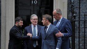 Setkání evropských lídrů v Londýně na Downing Street 10: Francouzský prezident Emmanuel Macron, ukrajinský prezident Volodymyr Zelenskyj, britský premiér Keir Starmer a německý kancléř Friedrich Merz (8. 12. 2025)
