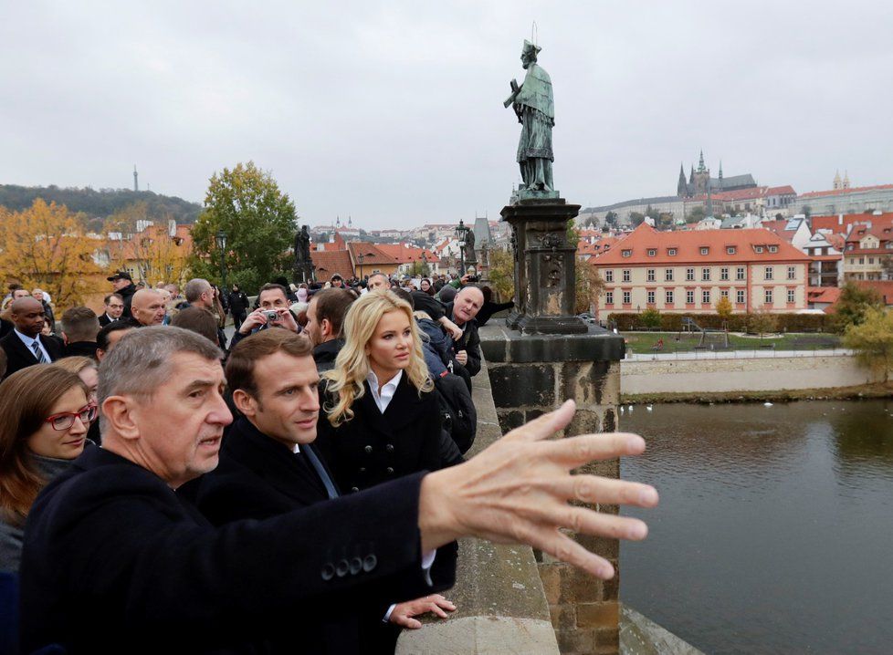 Babiš vzal Macrona také na Karlův most (27. 10. 2018).