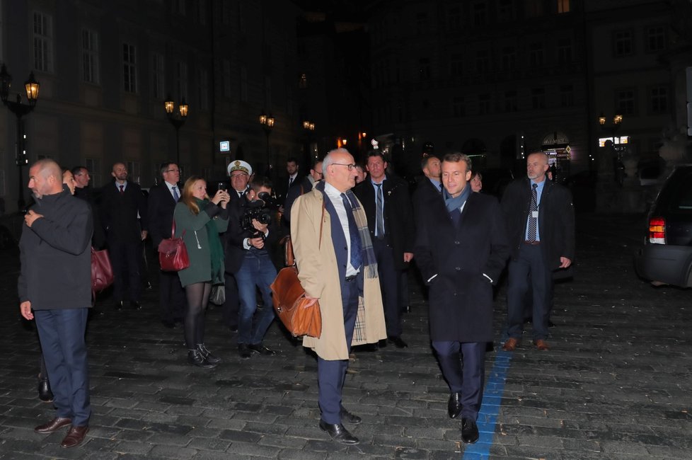 Francouzský prezident Emmanuel Macron vyrazil po oficialitách a večeři s Babišem pěšky do hotelu (26.10.2018)