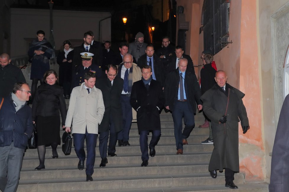 Francouzský prezident Emmanuel Macron vyrazil po oficialitách a večeři s Babišem pěšky do hotelu (26.10.2018)