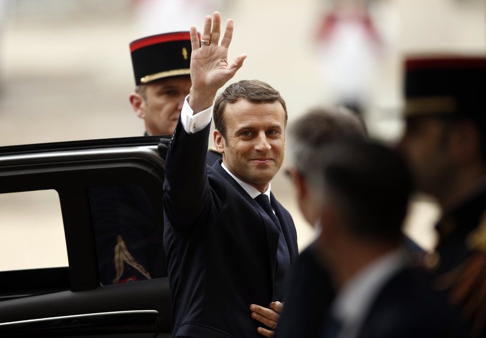 Devětatřicetiletý centrista Emmanuel Macron se stal nejmladším přímo zvoleným prezidentem Francie.