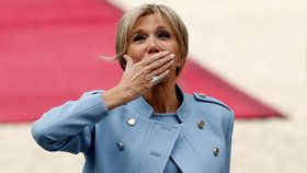 Macronova manželka Brigitte bude plnit oficiální reprezentativní roli.