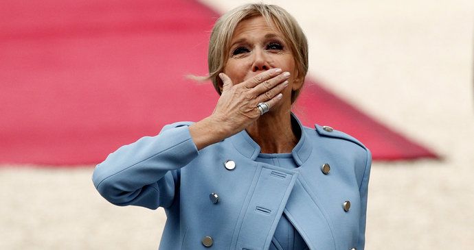 Macronova manželka Brigitte bude plnit oficiální reprezentativní roli.