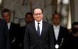 Úřad Macronovi v Elysejském paláci v Paříži slavnostně předal po pěti letech ve funkci jeho socialistický předchůdce François Hollande