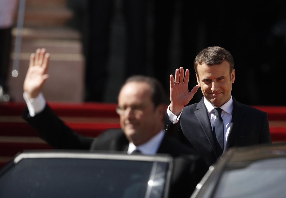 Macron Hollandea doprovodil k připravenému autu a zamávali si.