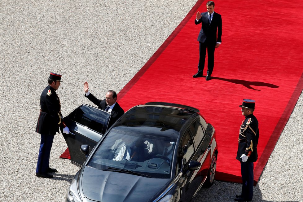 Hollande pak odjel do sídla socialistické strany.